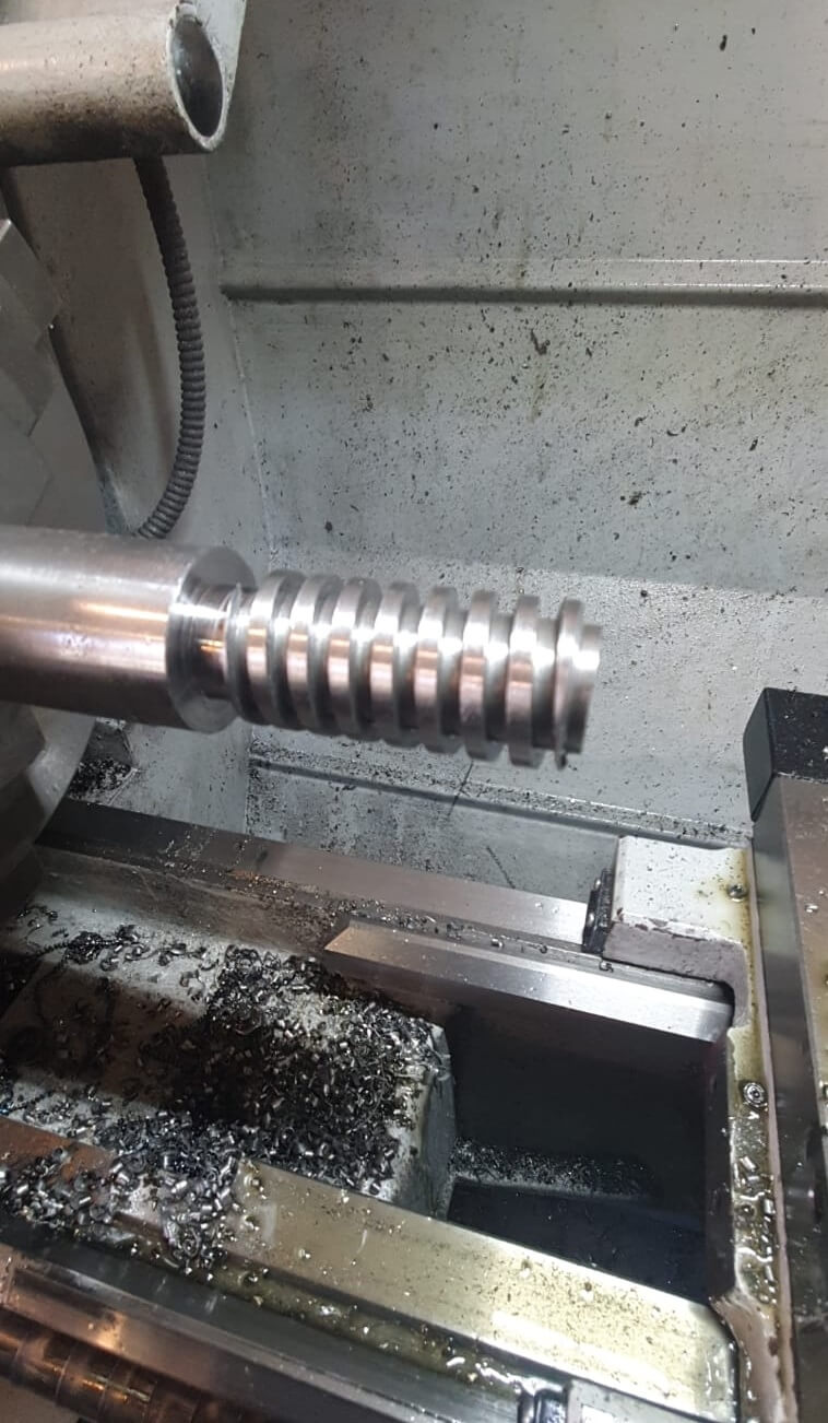 execut piese la comanda pe strung